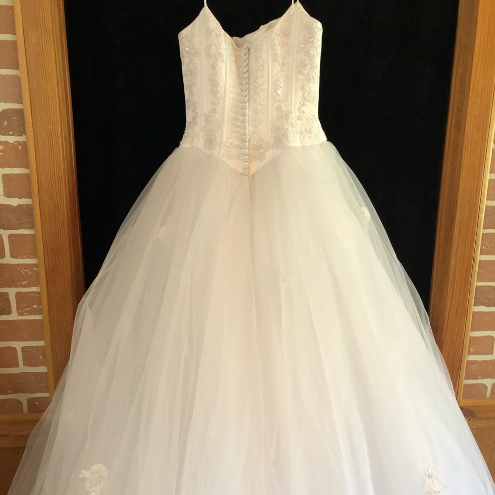 Cinderella style wedding gown - Picture 1 of 8